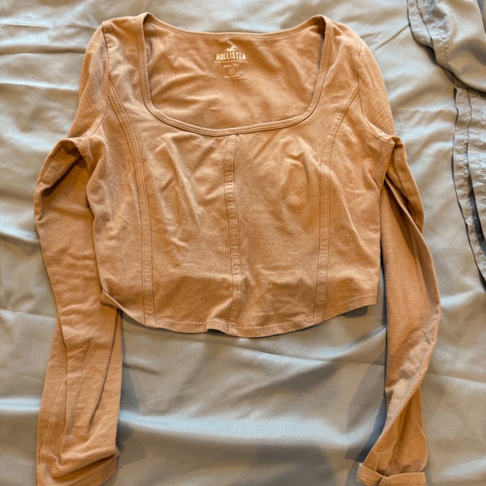 HOLLISTER LIGHT BROWN BABY TEE, SIZE MEDIUM